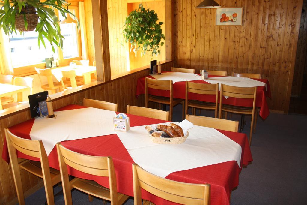 Sporti Grusch Vandrarhem Exteriör bild